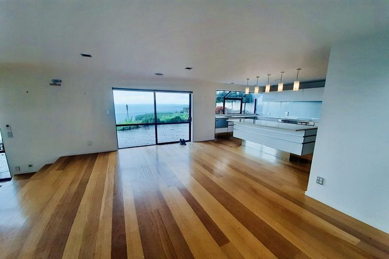 Photo of property in 1/909 Beach Road, Waiake, Auckland, 0630