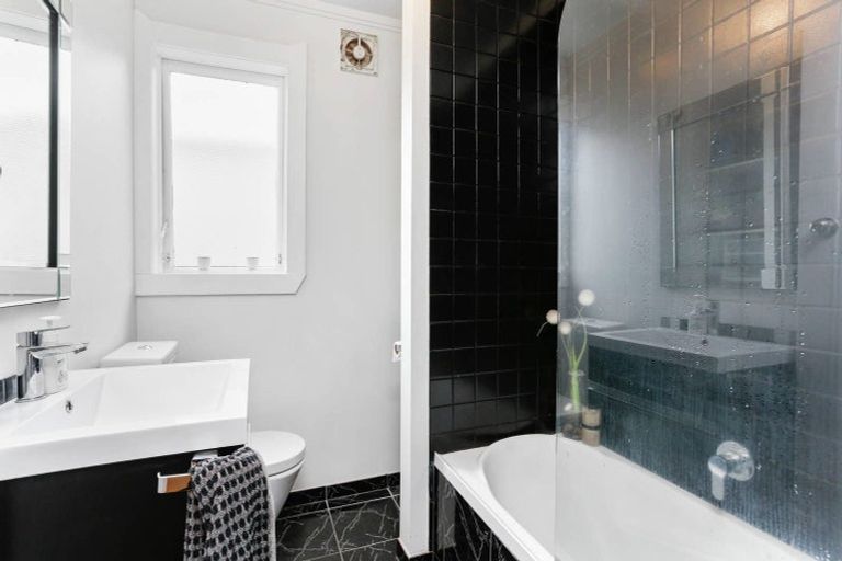 Photo of property in 4 Bowers Road, Glen Eden, Auckland, 0602