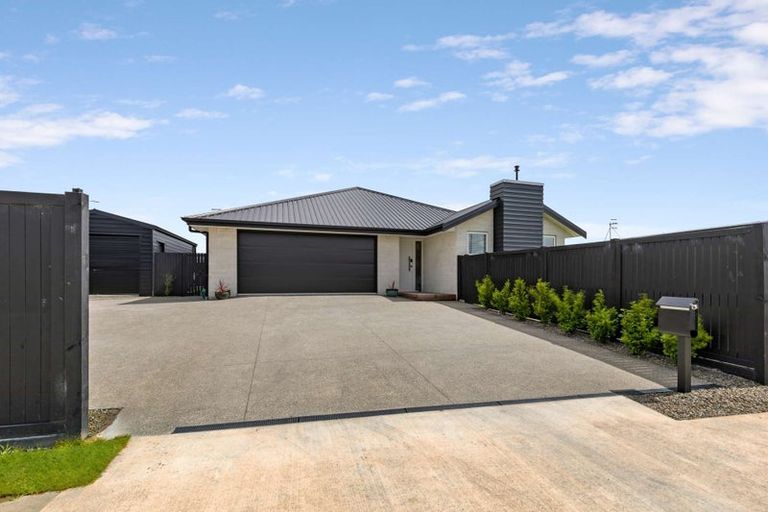 Photo of property in 1 Corsica Court, Fitzherbert, Palmerston North, 4410