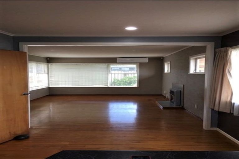 Photo of property in 16 Taupo Street, Green Bay, Auckland, 0604