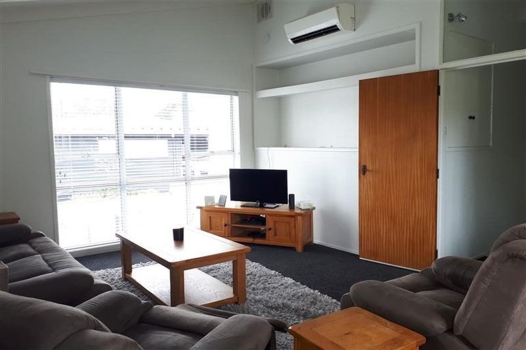 Photo of property in 2/290 Glenfield Road, Glenfield, Auckland, 0629