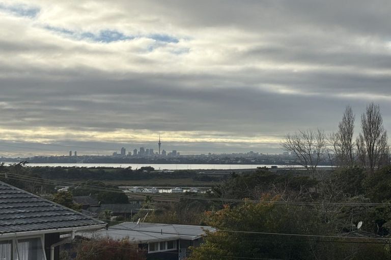 Photo of property in 18 Lyndhurst Road, Te Atatu South, Auckland, 0610