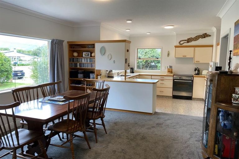 Photo of property in 214 Te Moana Road, Waikanae, 5036