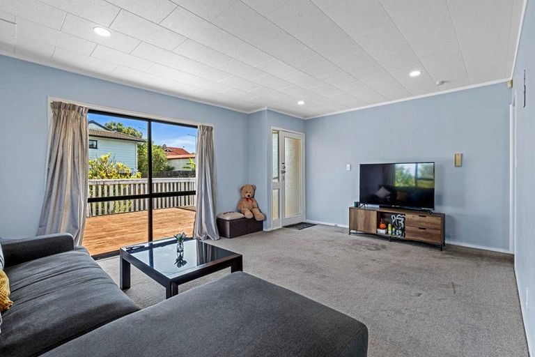 Photo of property in 1/16 Cabello Place, Unsworth Heights, Auckland, 0632