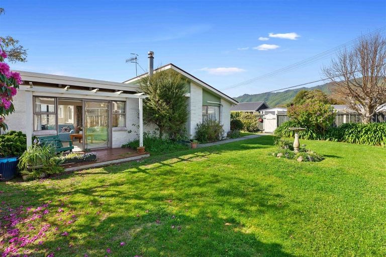 Photo of property in 1 Miro Street, Waikanae, 5036