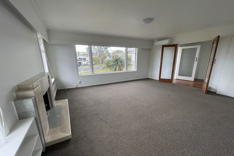 Photo of property in 16 Covil Avenue, Te Atatu South, Auckland, 0610