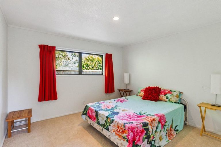 Photo of property in 35 Greenaway Road, Waikanae, 5036