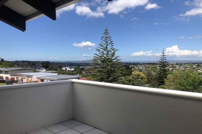 Photo of property in 1/13 Girrahween Drive, Totara Vale, Auckland, 0629
