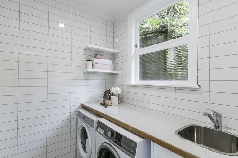 Photo of property in 33 Garden Road, Northland, Wellington, 6012