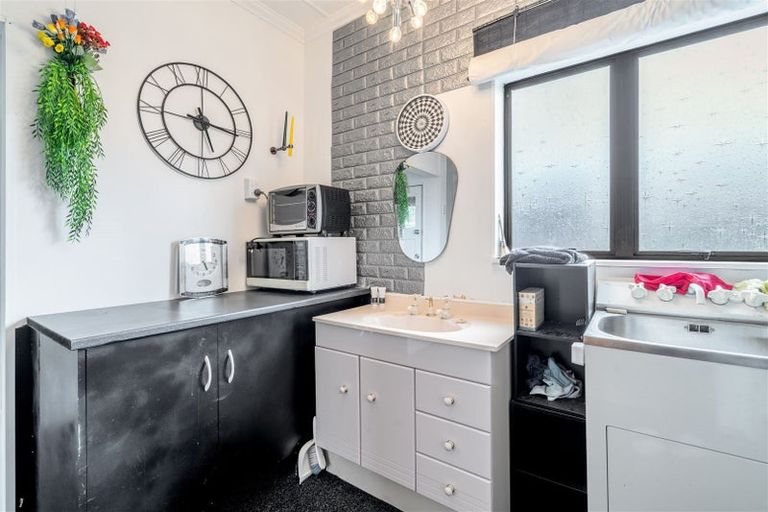 Photo of property in 16 Irving Street, Gore, 9710