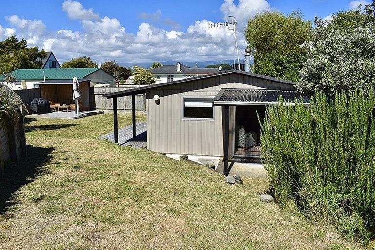 Photo of property in 34 Sarah Street, Waikawa Beach, Manakau, 5573