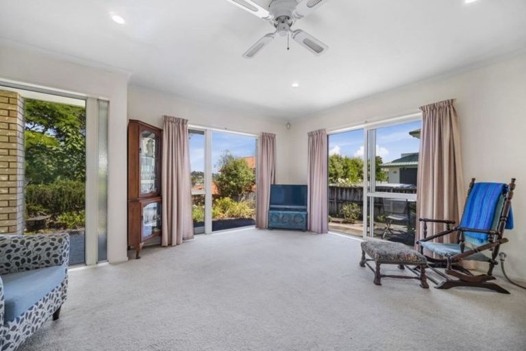 Photo of property in 8 Margaret Henry Crescent, Oteha, Auckland, 0632