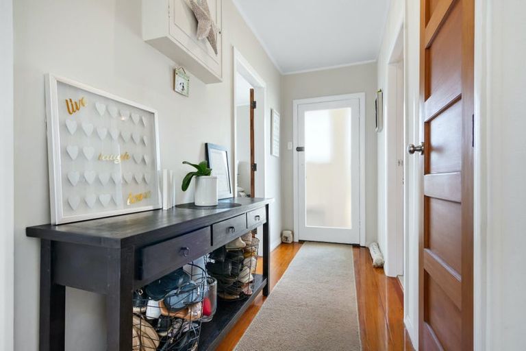 Photo of property in 43 Hutchinson Avenue, New Lynn, Auckland, 0600