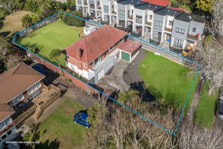 Photo of property in 23 Humphrey Kemp Avenue, Henderson, Auckland, 0612