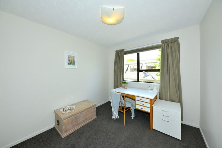 Photo of property in 2/25 Rubens Place, Burnside, Christchurch, 8053
