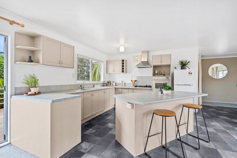 Photo of property in 12 Curlew Place, One Tree Point, 0118