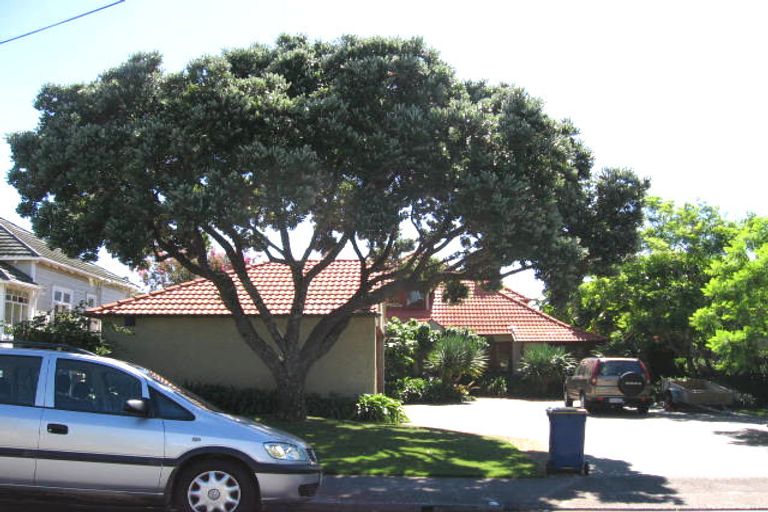 Photo of property in 10 Ocean View Road, Milford, Auckland, 0620