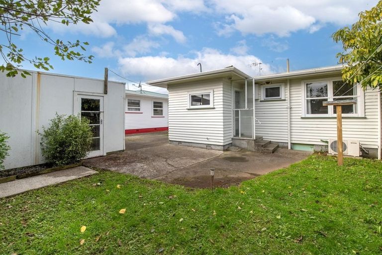 Photo of property in 53 Queenwood Road, Levin, 5510
