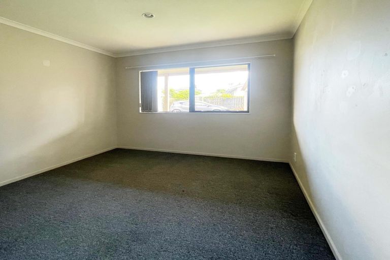 Photo of property in 24 Sutton Crescent, Papakura, 2110