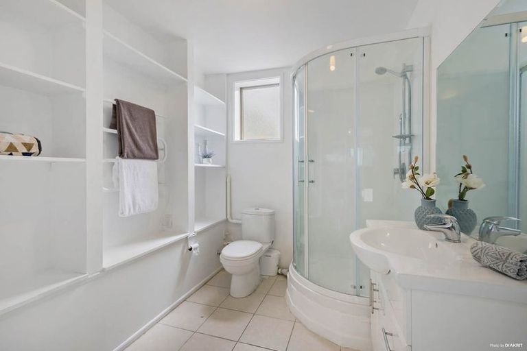 Photo of property in 1/10 Mcquoid Place, Glenfield, Auckland, 0629