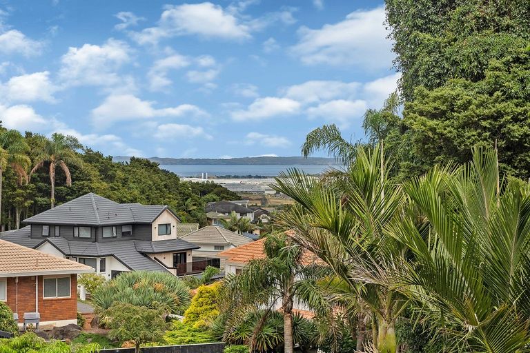 Photo of property in 100 Eugenia Rise, Goodwood Heights, Auckland, 2105