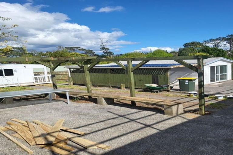 Photo of property in 4 Beazley Place, Glendene, Auckland, 0602