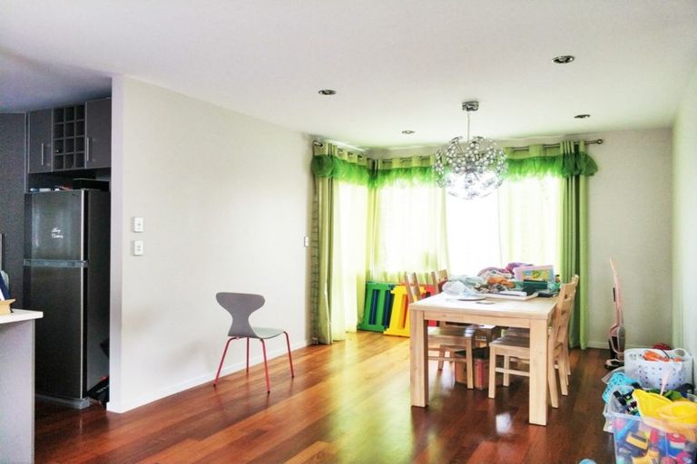 Photo of property in 8 Lakeridge Close, Northcross, Auckland, 0632