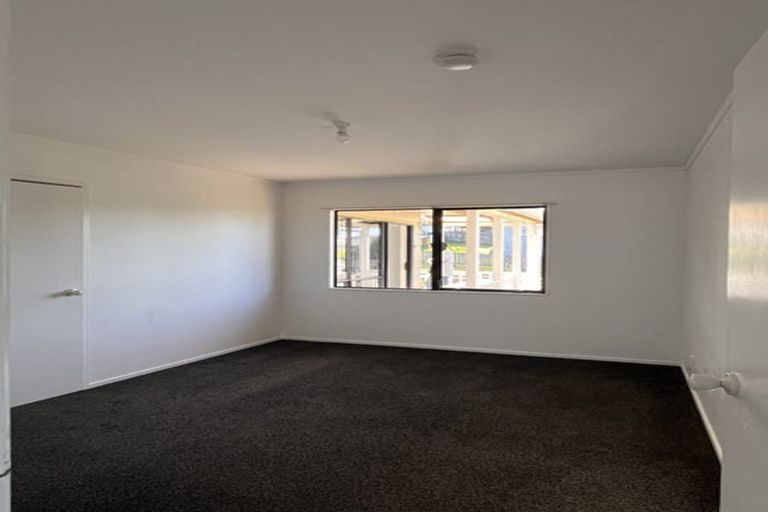 Photo of property in 1 Loughanure Place, Massey, Auckland, 0614