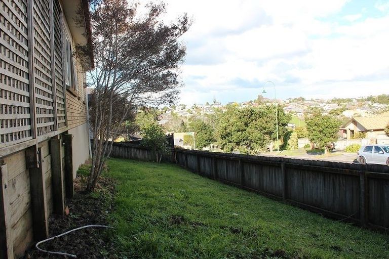 Photo of property in 4 Trotting Terrace, Fairview Heights, Auckland, 0632