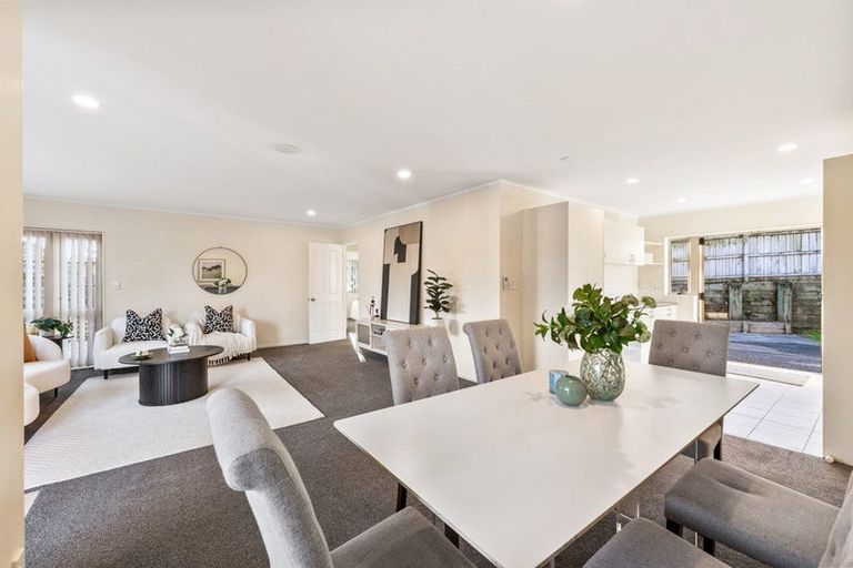 Photo of property in 28 Ginders Drive, Massey, Auckland, 0614