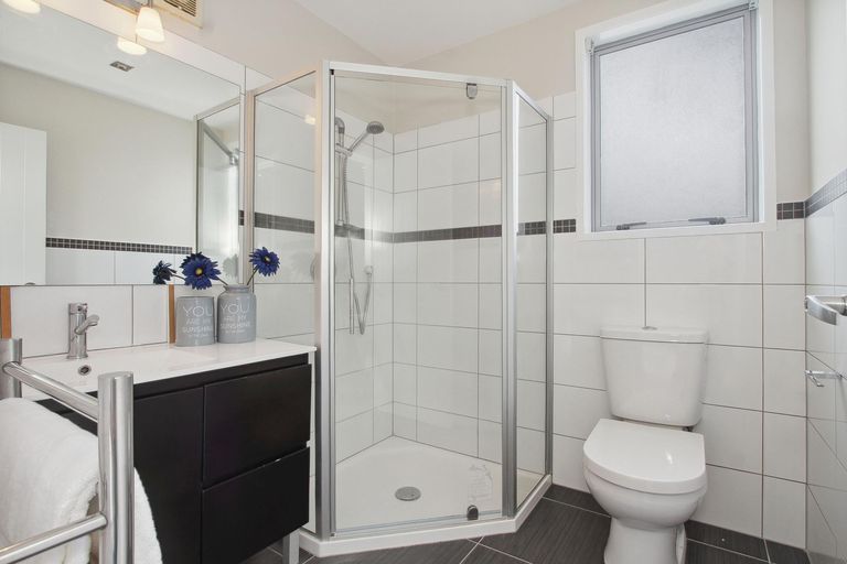 Photo of property in 4a Korotaha Terrace, Rothesay Bay, Auckland, 0630