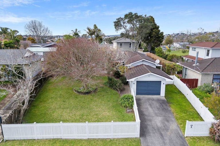 Photo of property in 18 Booralee Avenue, Botany Downs, Auckland, 2010
