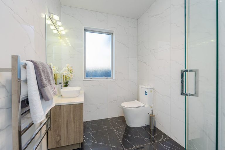 Photo of property in 10 Ian Gordon Lane, Orewa, 0931