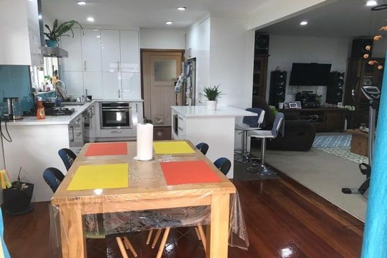 Photo of property in 1/8 Golf Road, New Lynn, Auckland, 0600