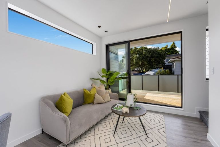 Photo of property in 19 Cedar Heights Avenue, Massey, Auckland, 0614