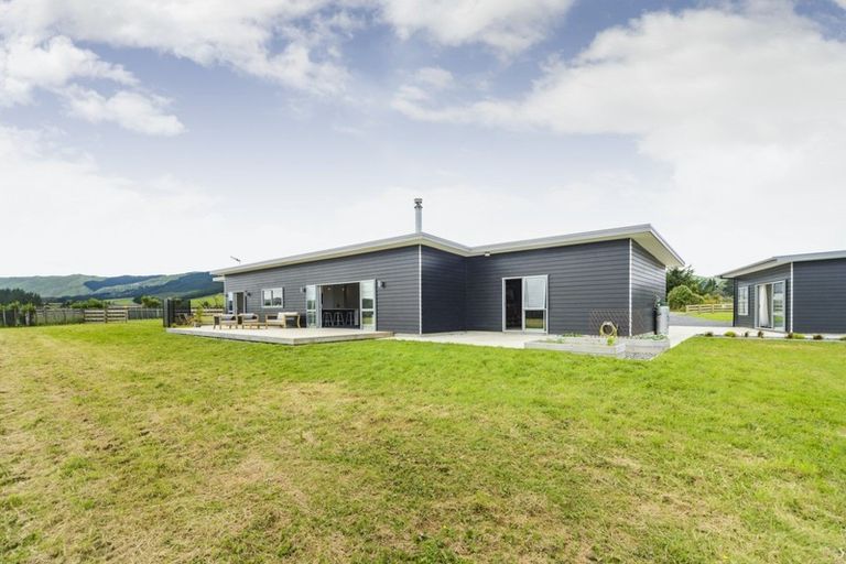 Photo of property in 15 Highland View Drive, Tokomaru, Palmerston North, 4474