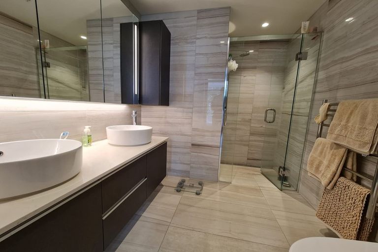 Photo of property in 4/585g Beach Road, Rothesay Bay, Auckland, 0630