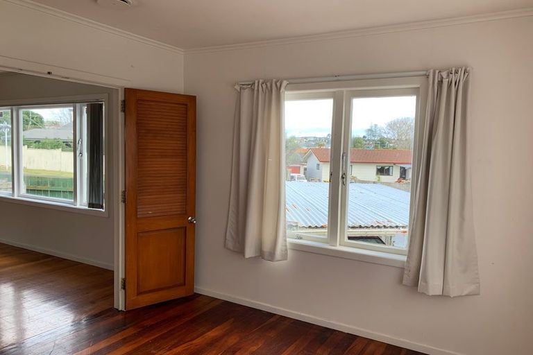 Photo of property in 1/44 College Road, Northcote, Auckland, 0627