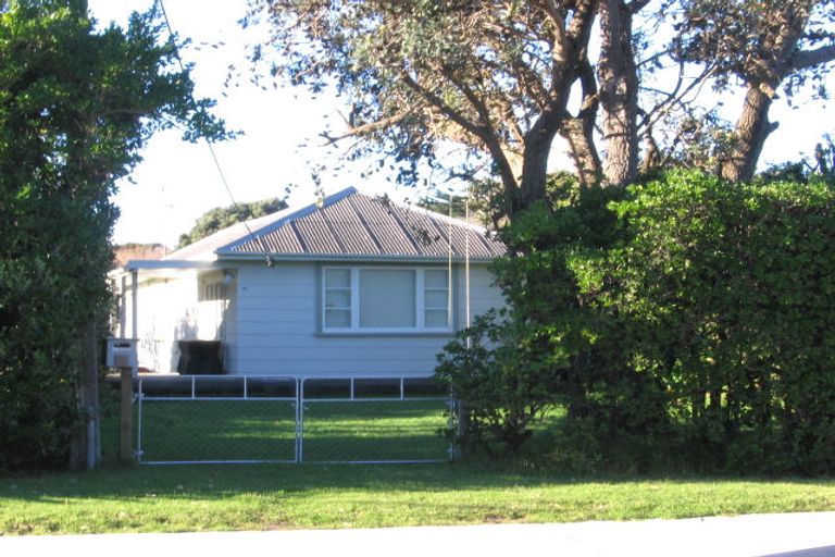 Photo of property in 16 The Avenue, Otaki Beach, Otaki, 5512