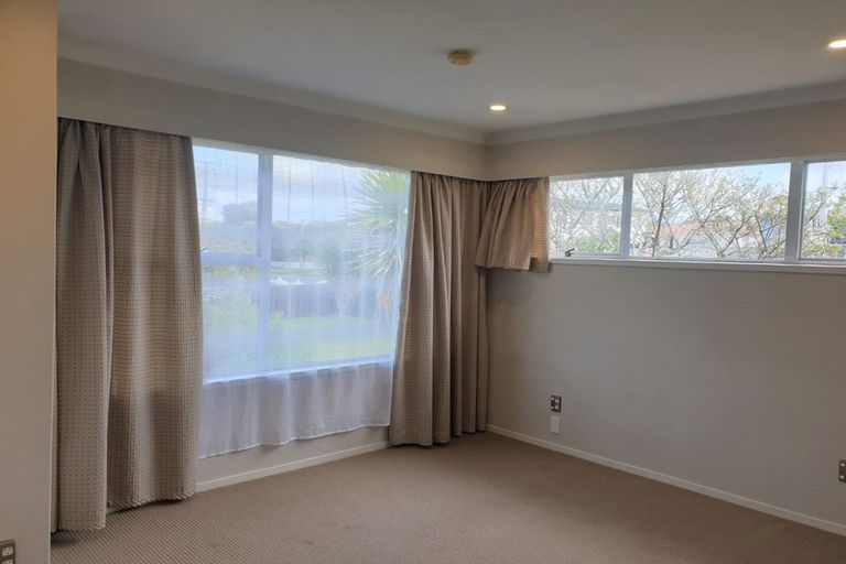 Photo of property in 17 Hepburn Road, Glendene, Auckland, 0602