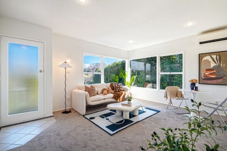 Photo of property in 2/5 Battle Place, Glenfield, Auckland, 0629