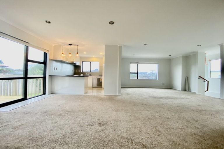 Photo of property in 14 Ray Small Drive, Papakura, 2110