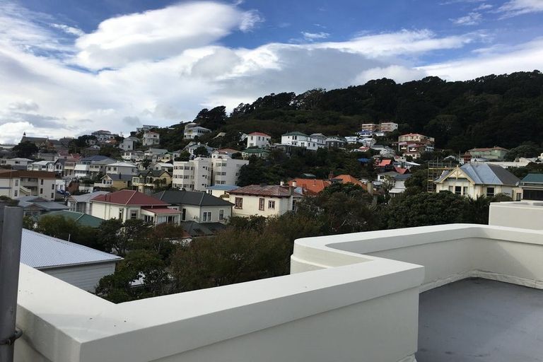 Photo of property in Owd Trafford Flats, 17 Brougham Street, Mount Victoria, Wellington, 6011