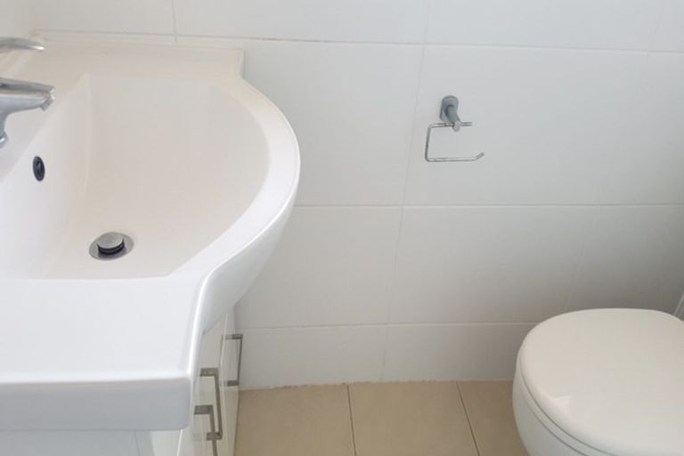 Photo of property in 71 Shakespeare Road, Milford, Auckland, 0620