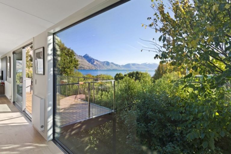 Photo of property in 34 Cedar Drive, Kelvin Heights, Queenstown, 9300