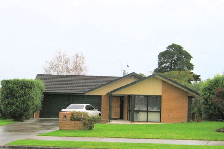 Photo of property in 21 Pinewood Grove, Botany Downs, Auckland, 2010