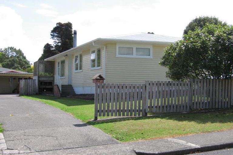 Photo of property in 4 Firle Place, Green Bay, Auckland, 0604