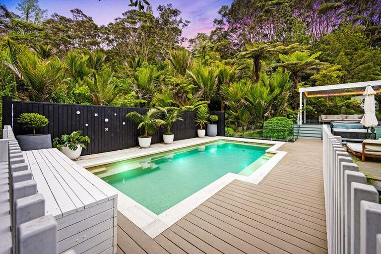 Photo of property in 1-9 Deirdre Place, Titirangi, Auckland, 0604