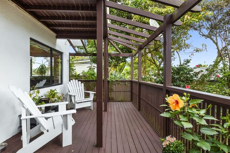 Photo of property in 2/3 Lantana Road, Green Bay, Auckland, 0604