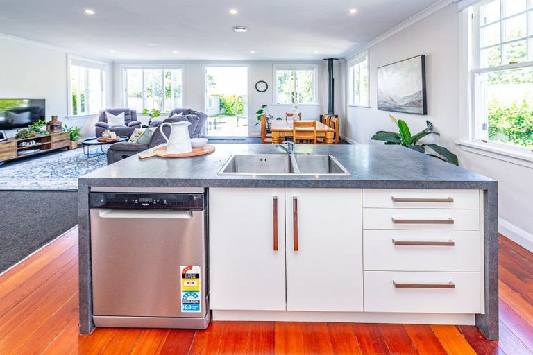 Photo of property in 17 Tarata Street, Saint Johns Hill, Whanganui, 4501